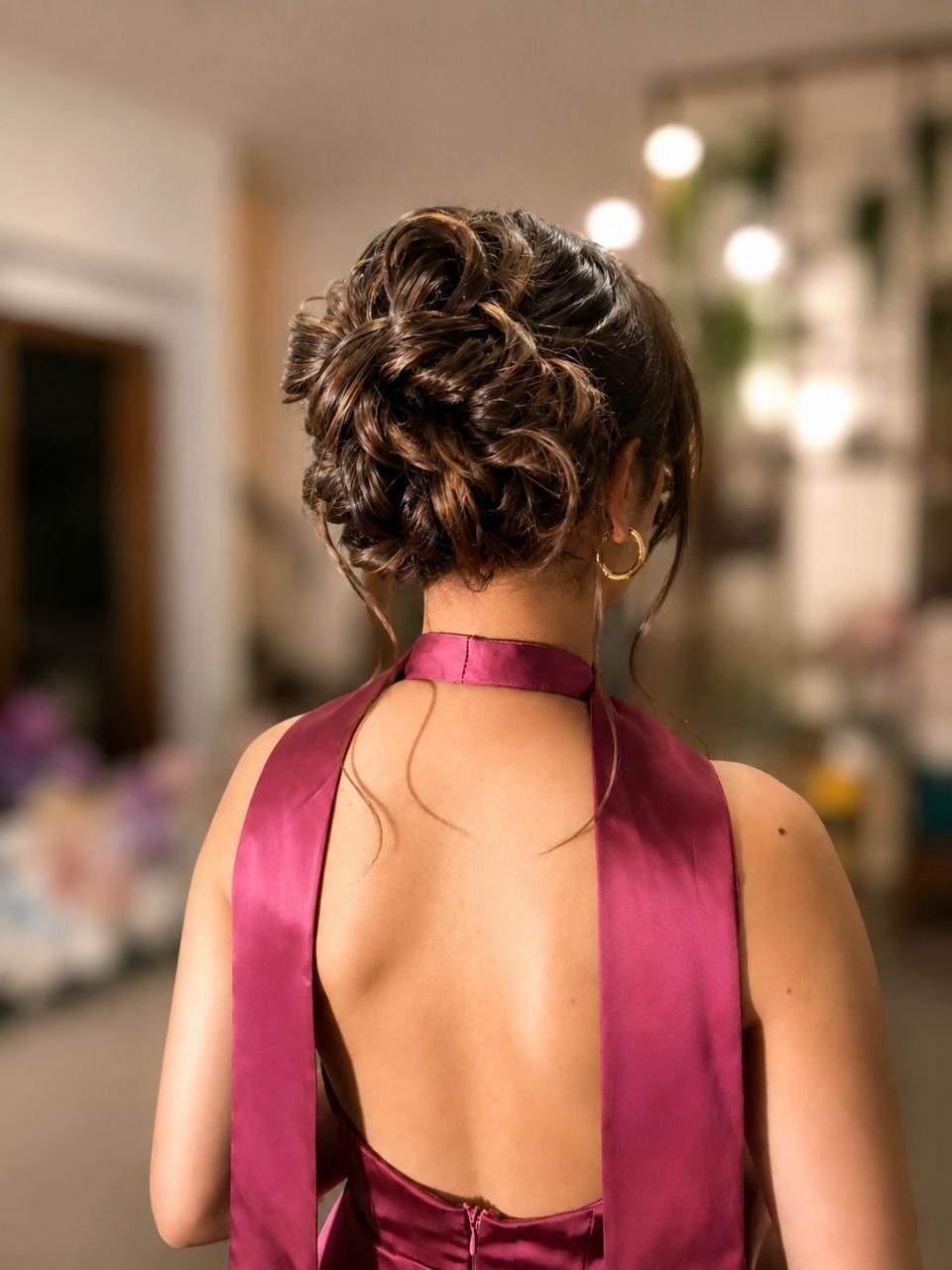 Tatanan rambut sanggul elegan dilihat dari belakang